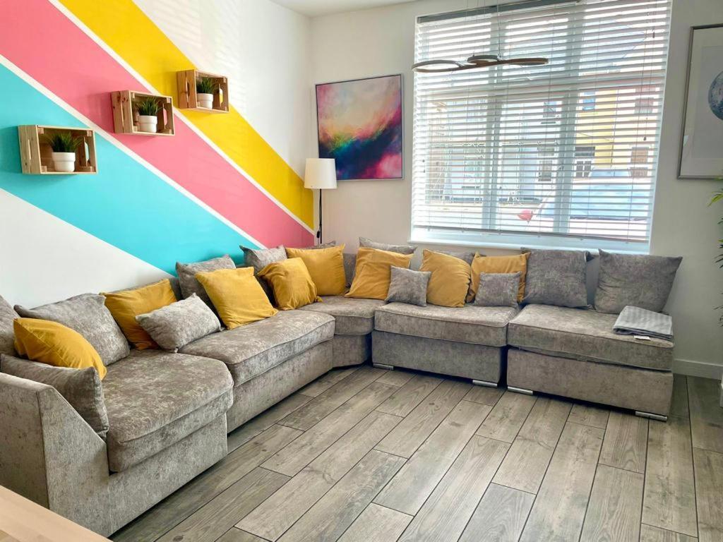 Massive New 8 Bedroom House Sleeps Up To 21 - Accepts Groups - Great Location - Free Parking - Fast Wifi - Smart Tvs - Sleeps Up To 21 People - Close To & Poole Town Centre & Sandbanks Bournemouth